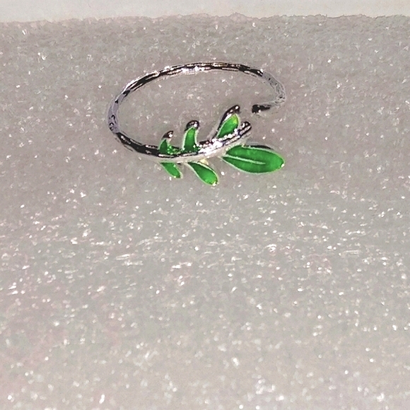 Green Leaves Vine Ring NEW - Picture 5 of 16
